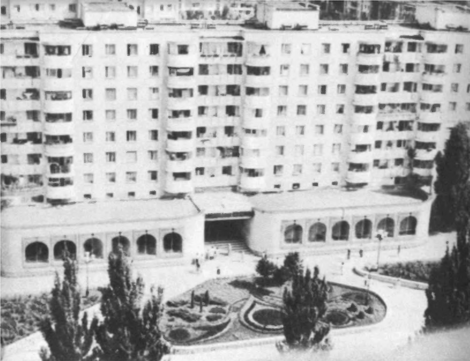 Жилой дом с магазином Товары для женщин