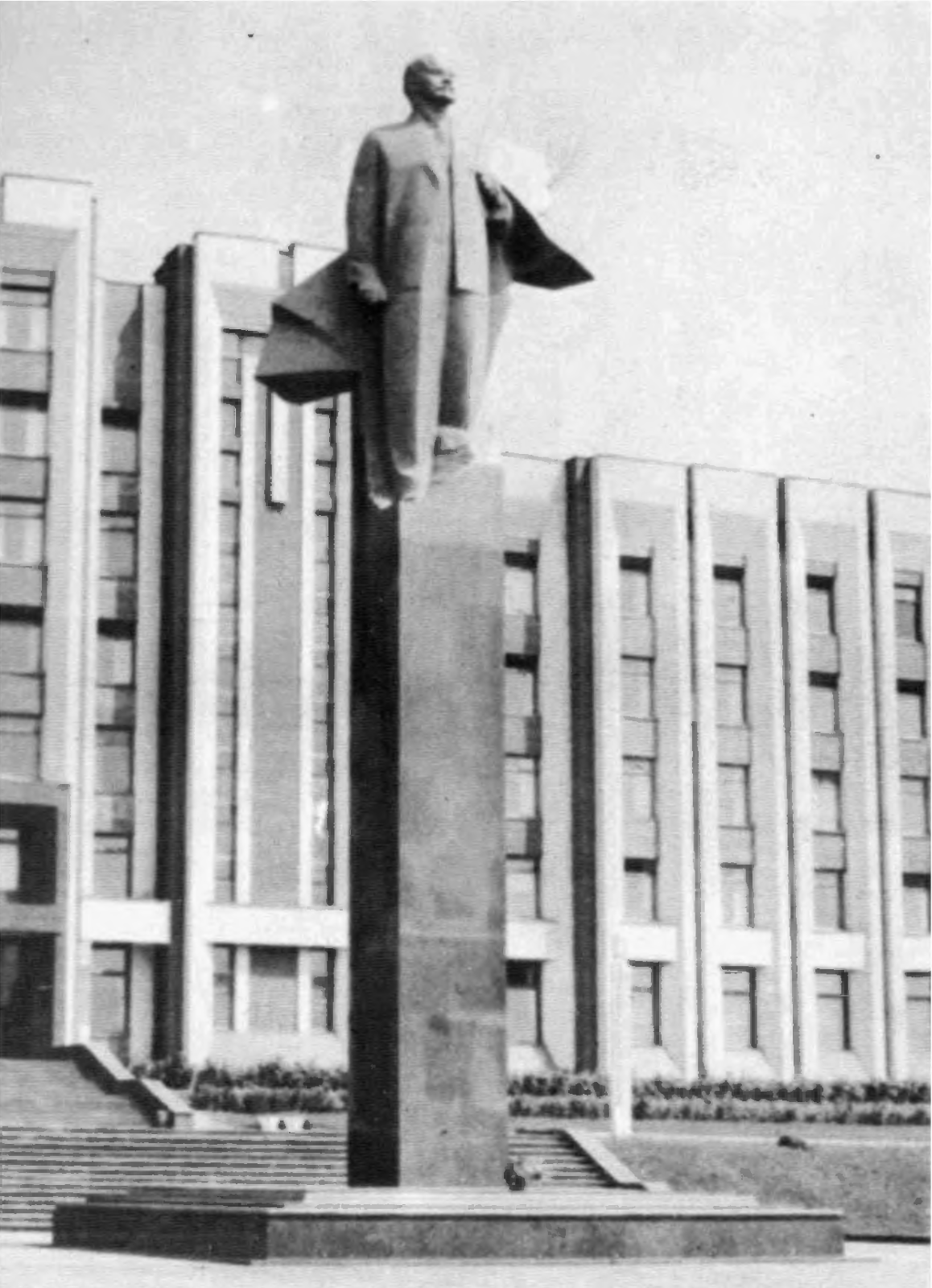 Памятник В. И. Ленину у здания горкома партии