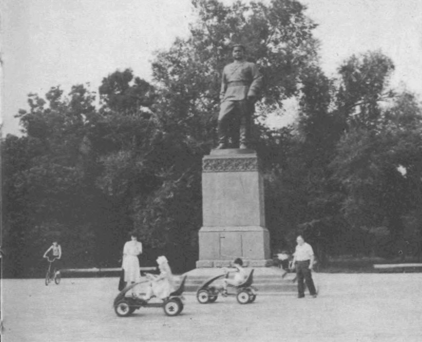 Памятник Г. И. Котовскому